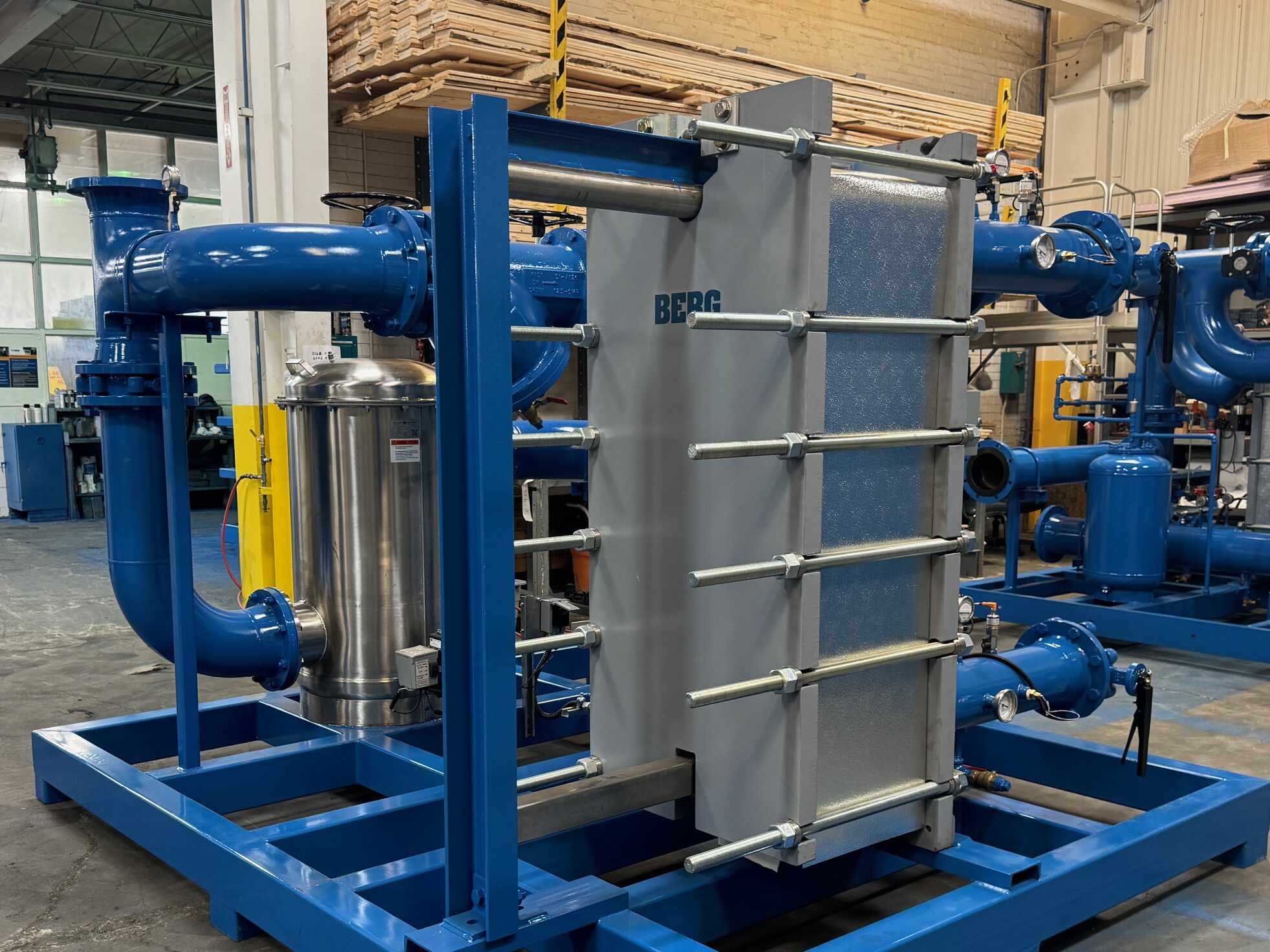 מחליף חום ומערכת צינורות מים תעשייתית